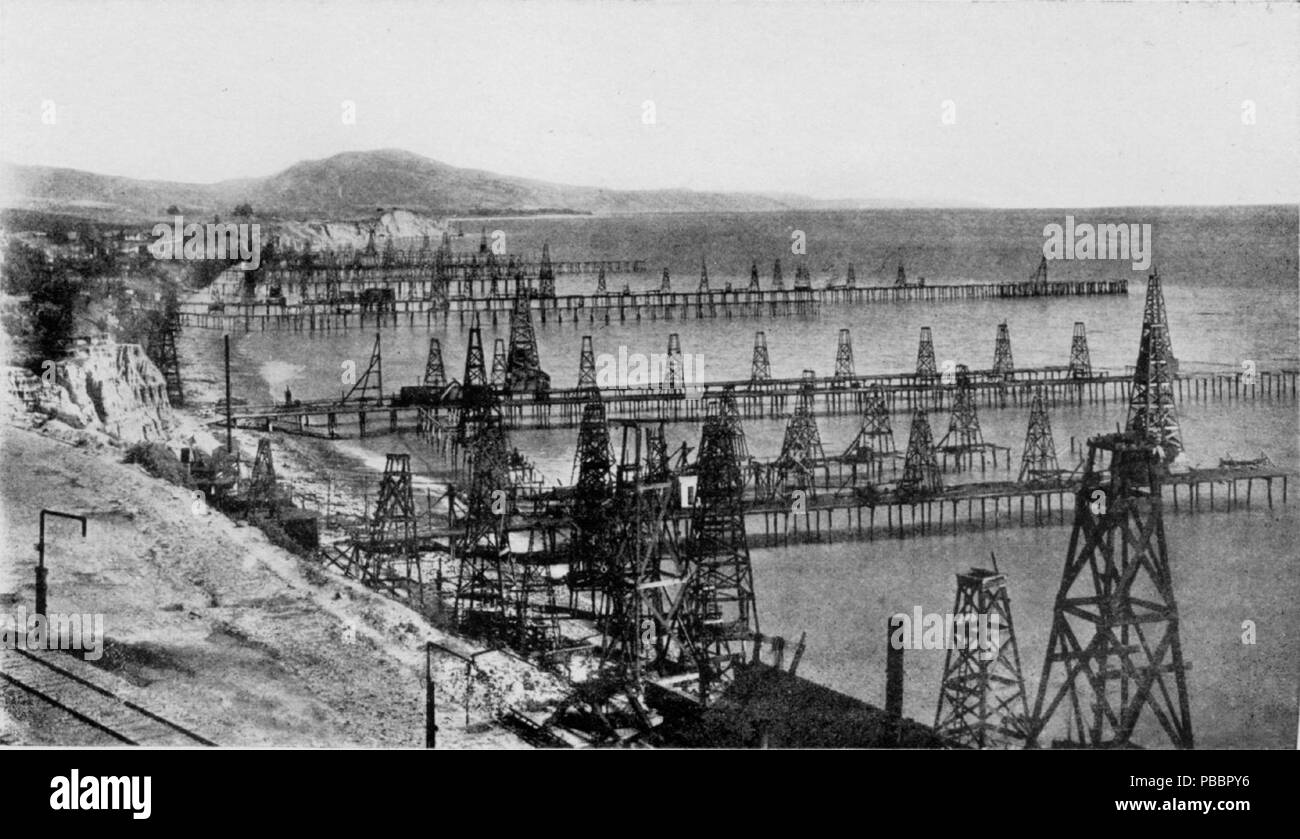 . Englisch: ein Feld von Dutzenden von ölquellen nur Offshore, in Summerland (Santa Barbara County), vor 1906. Originale Bildunterschrift: "Ölquellen in Summerland, Santa Barbara County, Kalifornien, mit den Ozean Bluffs vor Sumerland [sic], die Kaianlagen und Kräne über den Brunnen." Vor 1906. Der Fotograf, G.H. Eldridge, starb vor 1906 (siehe [1], datiert 1906, in denen der Geologe/Fotograf G.H. Eldridge wird beschrieben als verstorben). Die meisten Dieser ladebäumen war entfernt worden, die nicht nur im Winter Stürme von 1903 zerstört wurden; das Foto stammt aus dem einige Zeit vor t Stockfoto