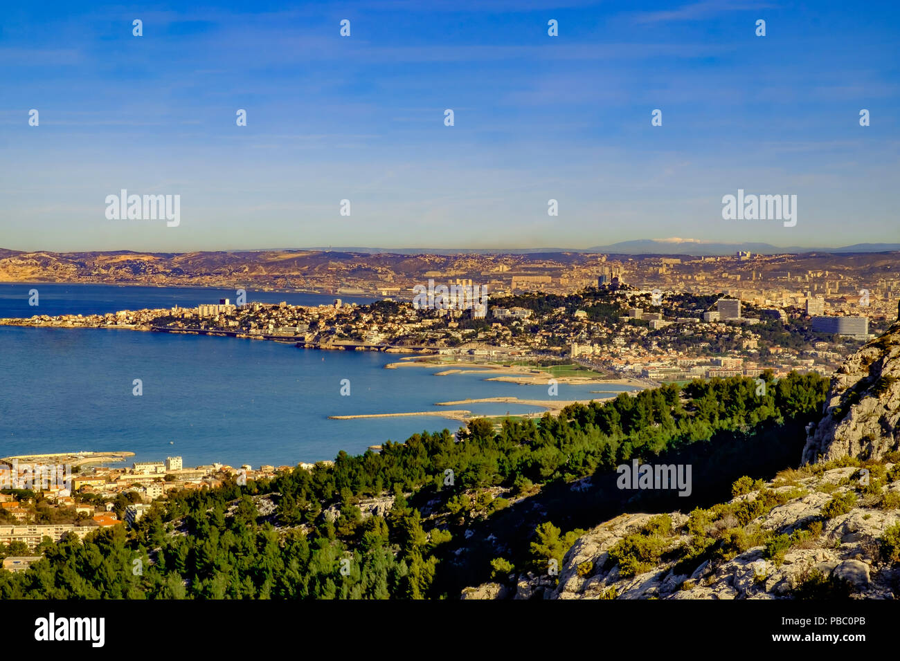 Marseille Küste sehen von oben von Marseilleveyre Berg in den Calanques Nationalpark, Frankreich Stockfoto