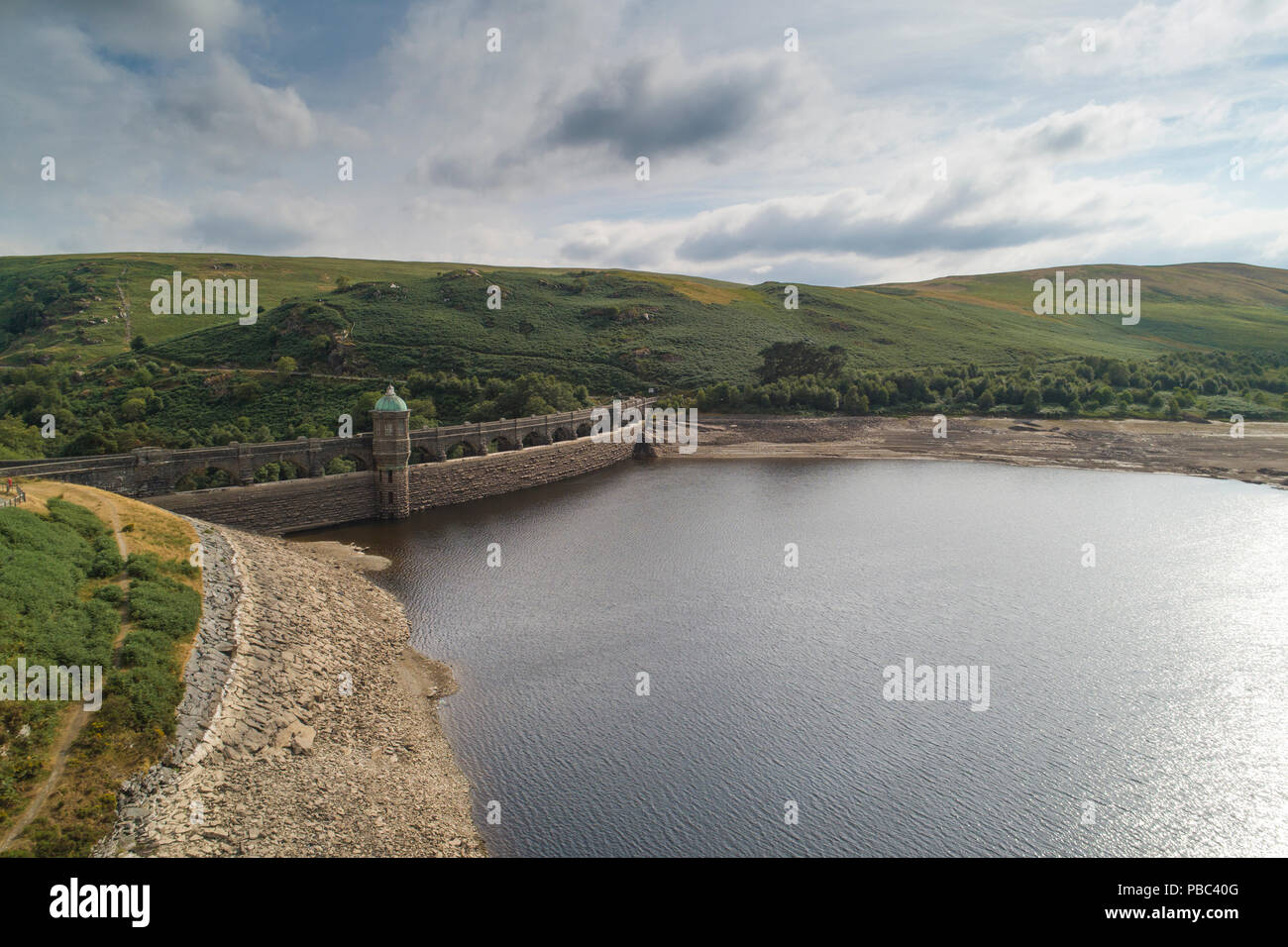 Antenne drone Foto von Craig Goch Talsperre, in der Elan Valley, Powys, Mid Wales im Juli 2018, zeigt das niedrige Niveau des Wassers nach der langen Bann von trockenem Wetter. Der Elan Valley System von Talsperren liefert 133 Milliarden Liter Wasser pro Jahr über eine Pipeline nach Birmingham Stockfoto