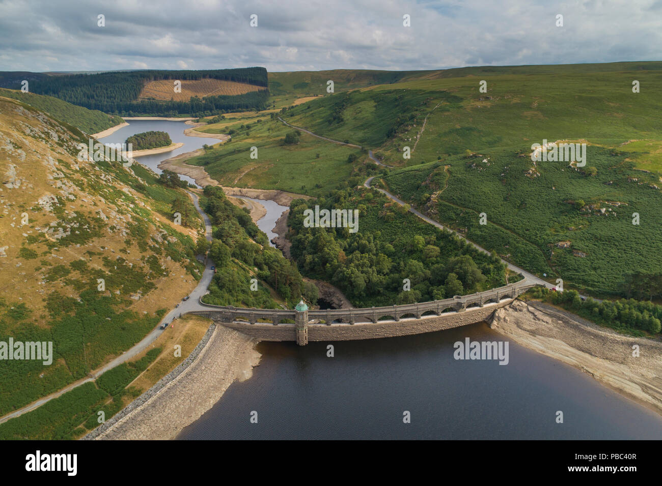 Antenne drone Foto von Craig Goch Talsperre, in der Elan Valley, Powys, Mid Wales im Juli 2018, zeigt das niedrige Niveau des Wassers nach der langen Bann von trockenem Wetter. Der Elan Valley System von Talsperren liefert 133 Milliarden Liter Wasser pro Jahr über eine Pipeline nach Birmingham Stockfoto