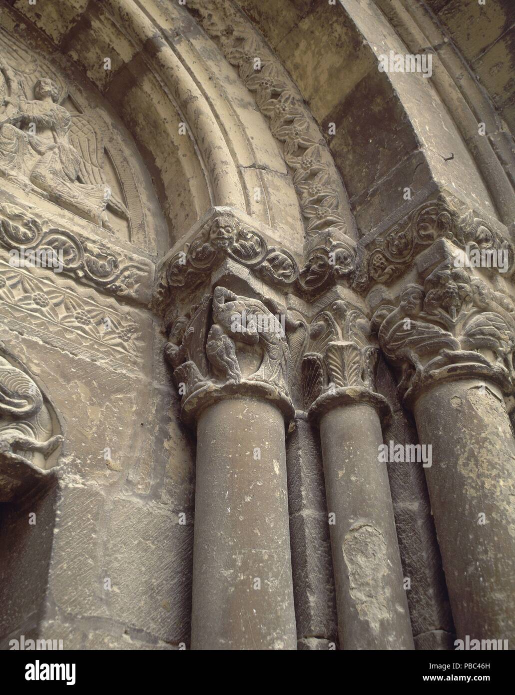 CAPITEL DEL ARPISTA Y DEL CONTORSIONISTA EN LA PORTADA OESTE DE LA IGLESIA DE SAN SALVADOR - SIGLO XIII-ROMANICO ESPAÑOL. Autor: Maestro de Agüero (12.). Lage: Iglesia del Salvador, Ejea de los Caballeros, SPANIEN. Stockfoto