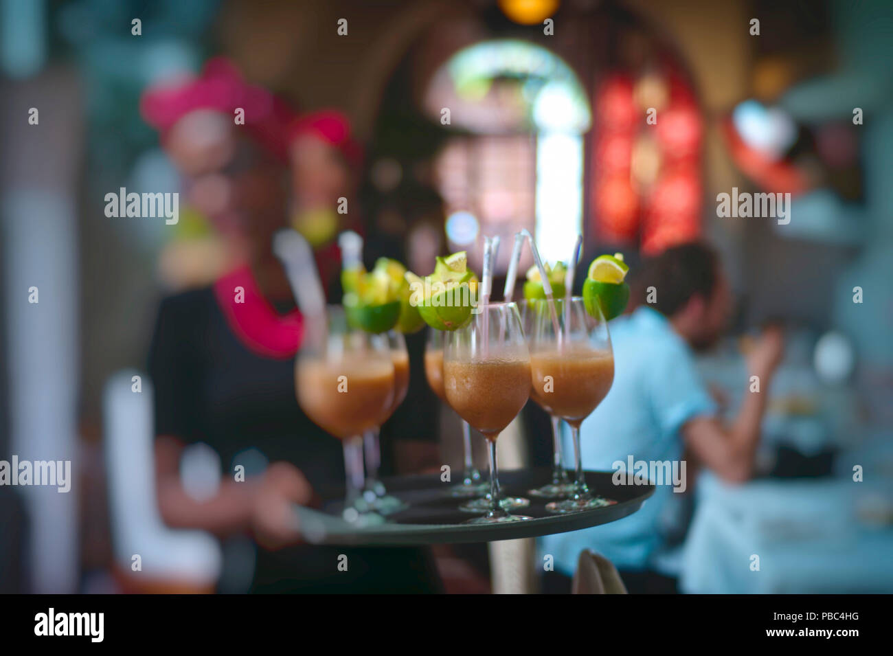 Porträt einer Kellnerin serviert Saft rum Cocktails im Restaurante Cande in der Altstadt von Cartagena Stockfoto