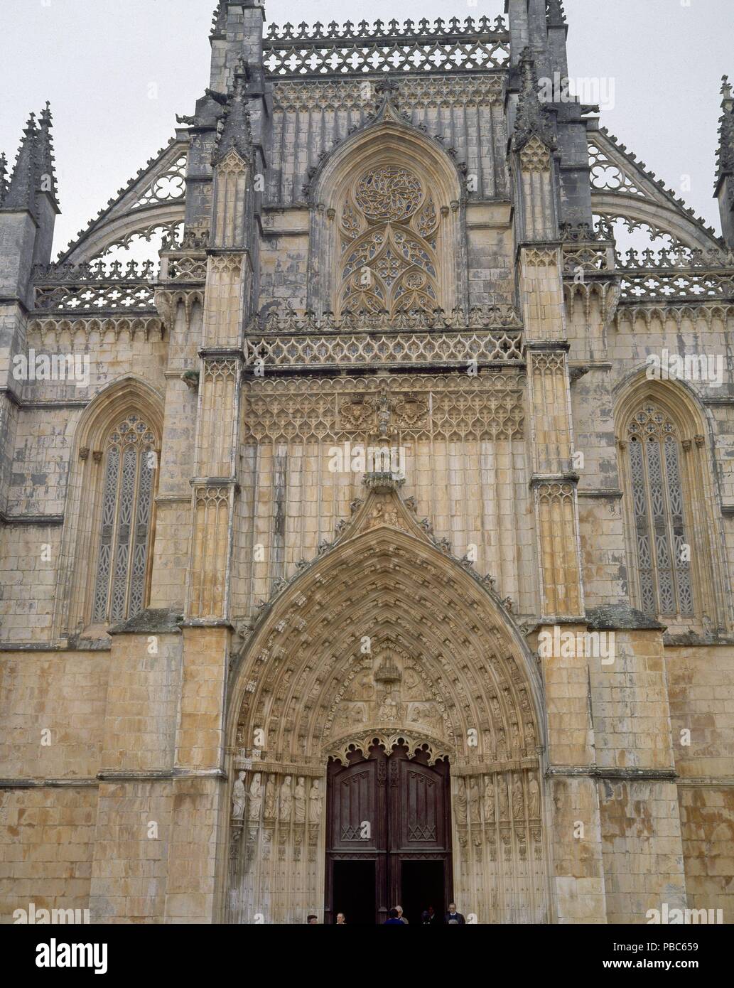 PORTADA PRINCIPAL DE LA IGLESIA - OJIVAL. Lage: MONASTERIO DE SANTA MARIA DE LA VICTORIA, BATALHA, PORTUGAL. Stockfoto