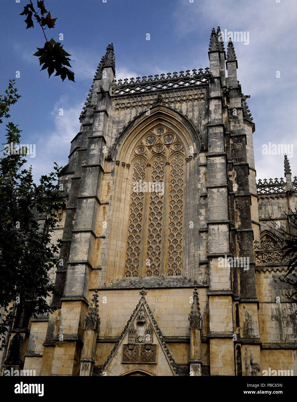 Seitliche PORTADA CRUCERO DET DE VENTANAL. Lage: MONASTERIO DE SANTA MARIA DE LA VICTORIA, BATALHA, PORTUGAL. Stockfoto