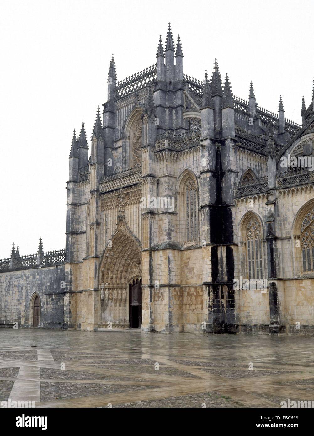 FACHADA PRINCIPAL - ESTILO OJIVAL. Lage: MONASTERIO DE SANTA MARIA DE LA VICTORIA, BATALHA, PORTUGAL. Stockfoto