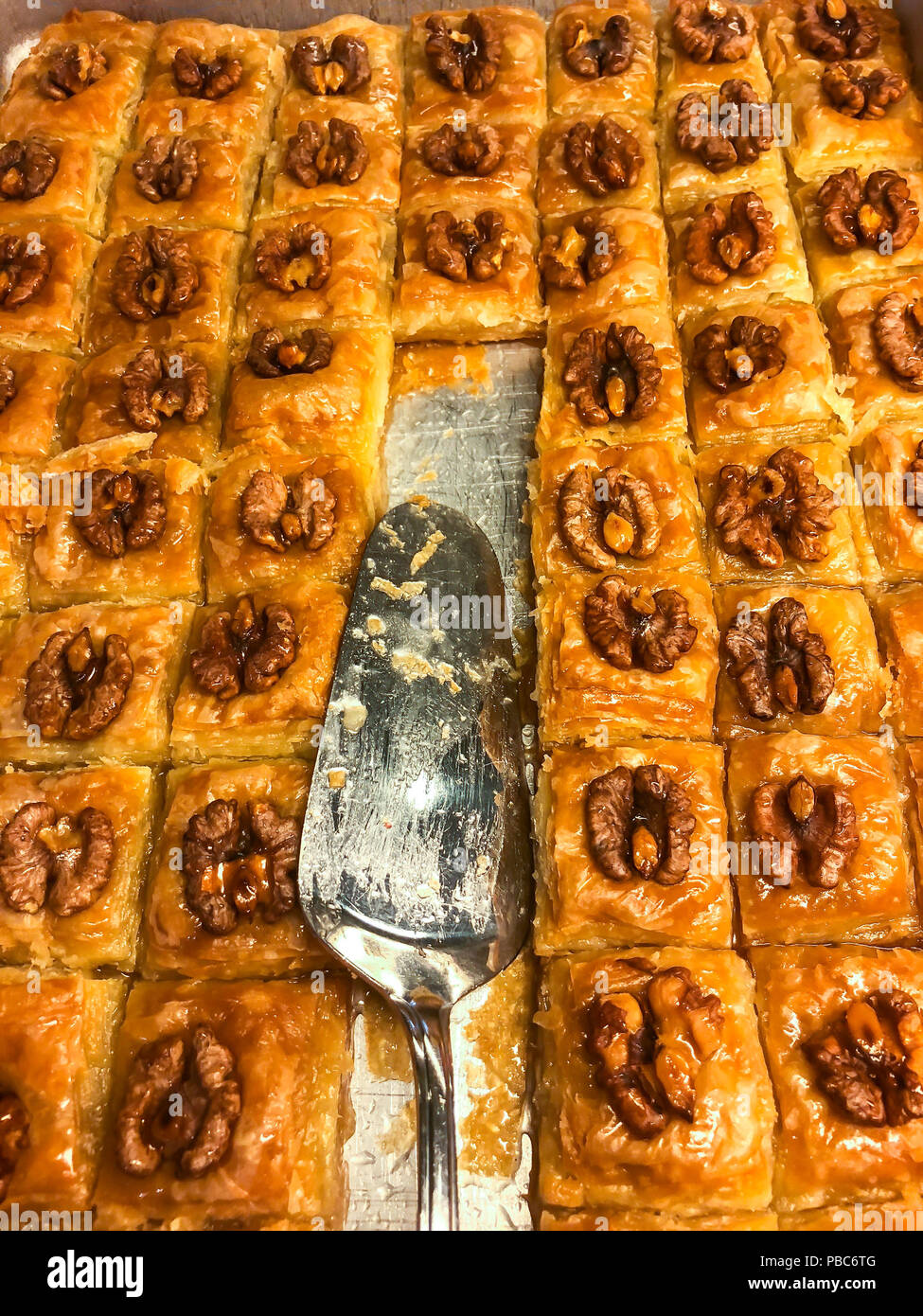 Traditionelles türkisches baklava Süße mit Honig. Studio Foto Stockfoto