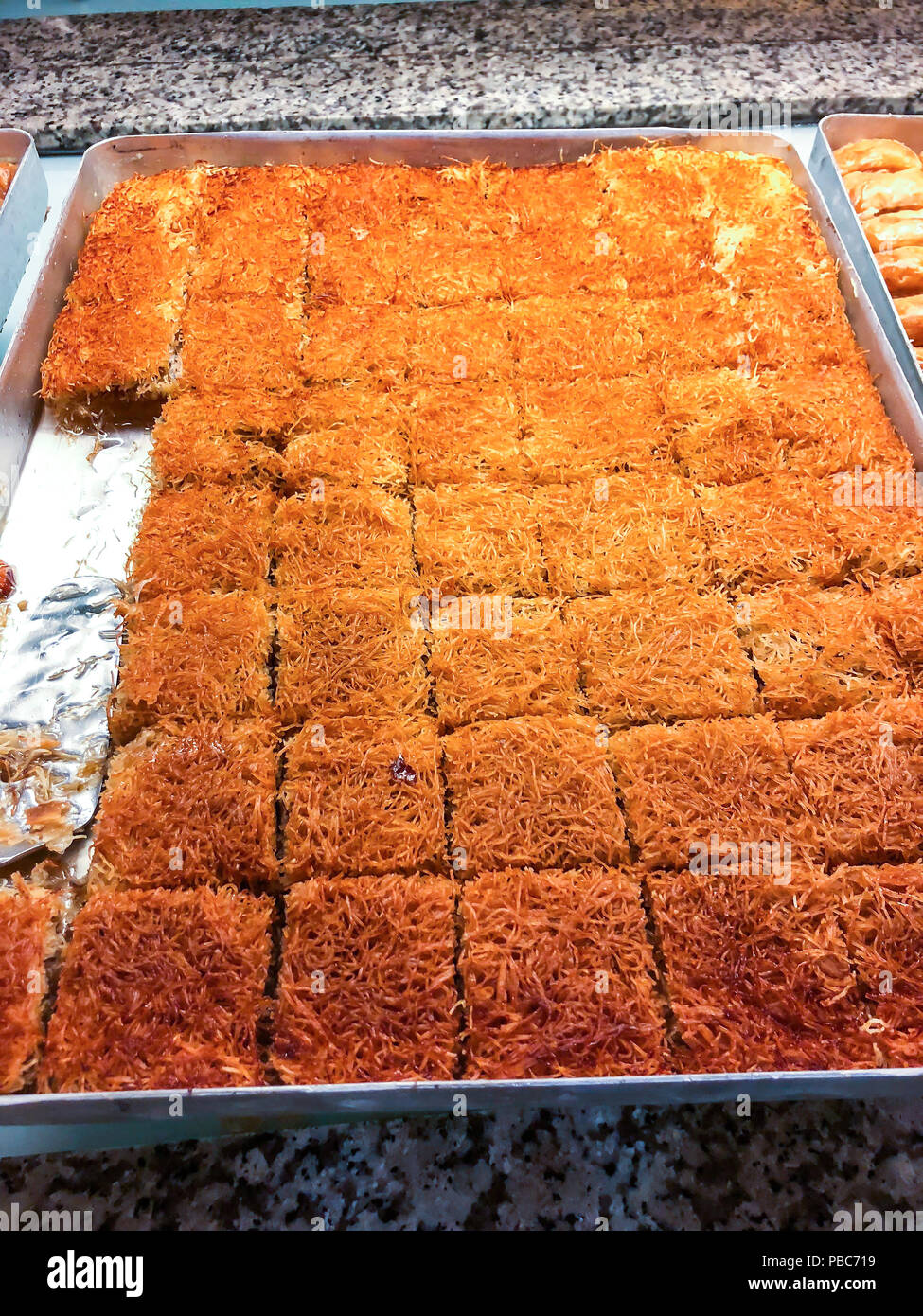 Traditionelles türkisches baklava Süße mit Honig. Studio Foto Stockfoto