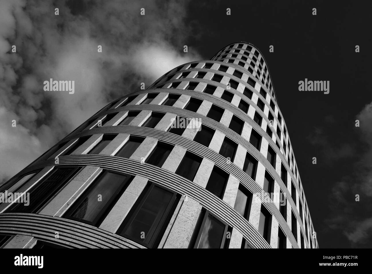 Fassade eines Bürogebäudes in der Innenstadt von Berlin. Stockfoto