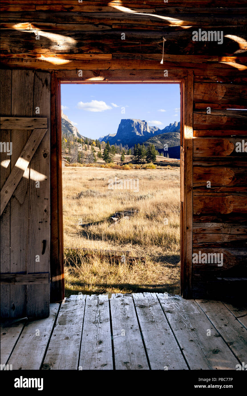 Blick durch die Tür von Osborn Kabine von Squaretop Berg in Green River Valley, Bridger National Forest, Wyoming, USA. September 2015. Stockfoto