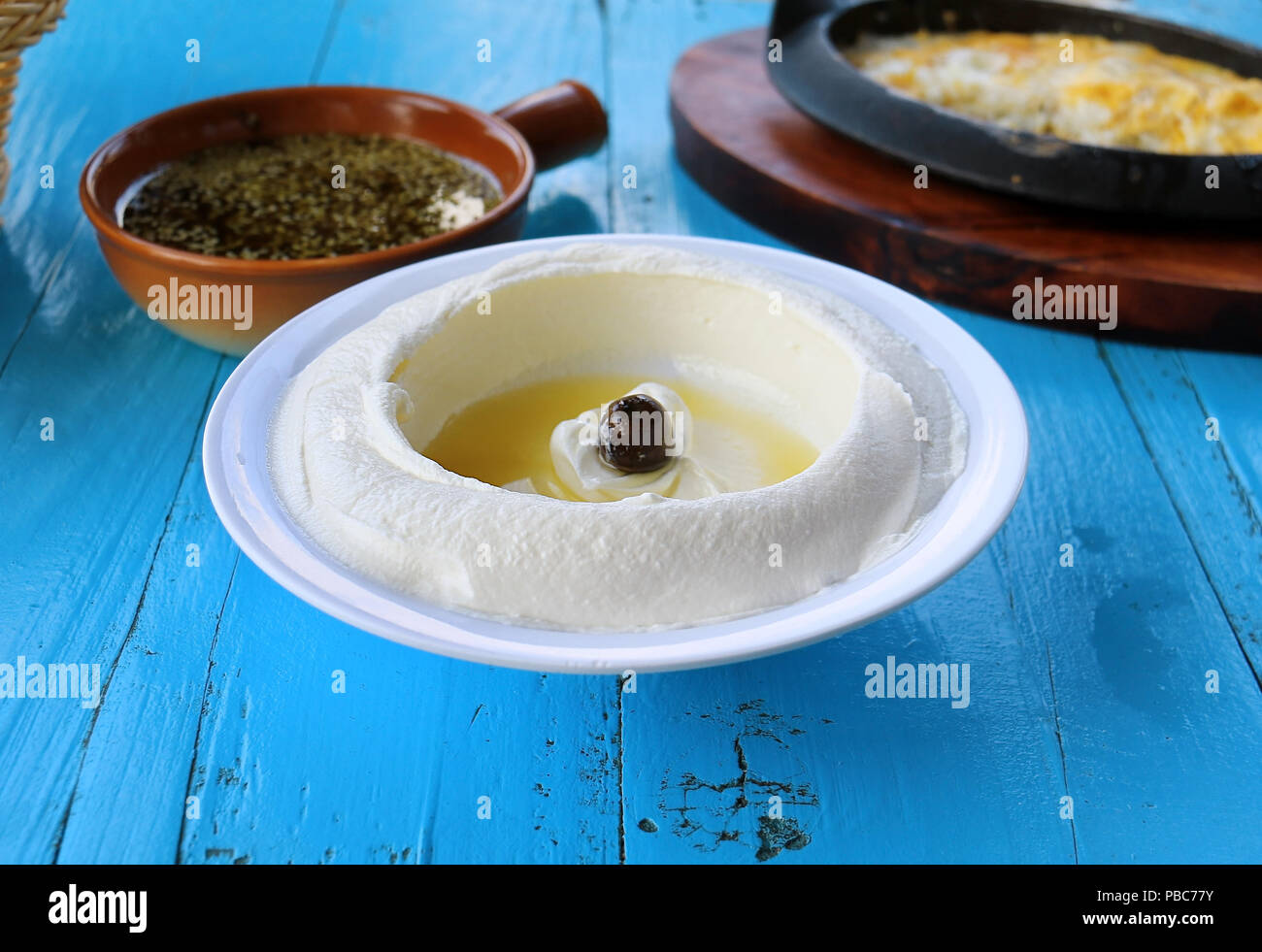 Eine Tabelle der verschiedenen Platten von einem traditionell libanesische Frühstück. Stockfoto