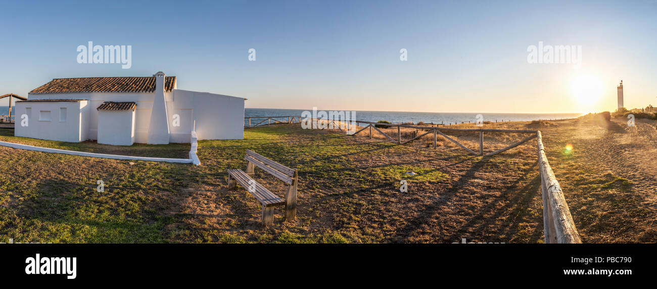 Traditionellen, weiß getünchten Haus an der Costa de la Luz Küste, Matalascañas, Huelva. Sonnenuntergang Stockfoto