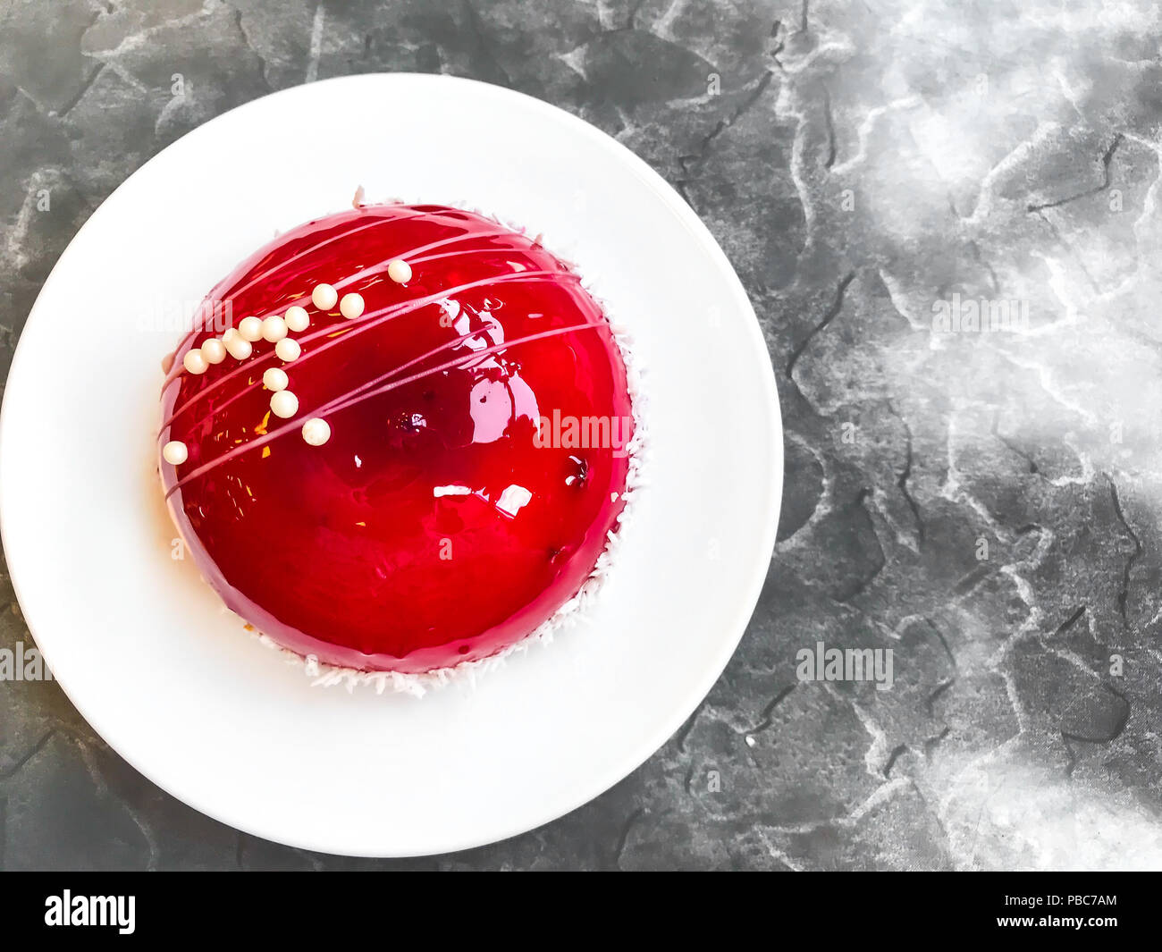 Mousse Cake mit rot Spiegel Glasur. Studio Foto Stockfoto