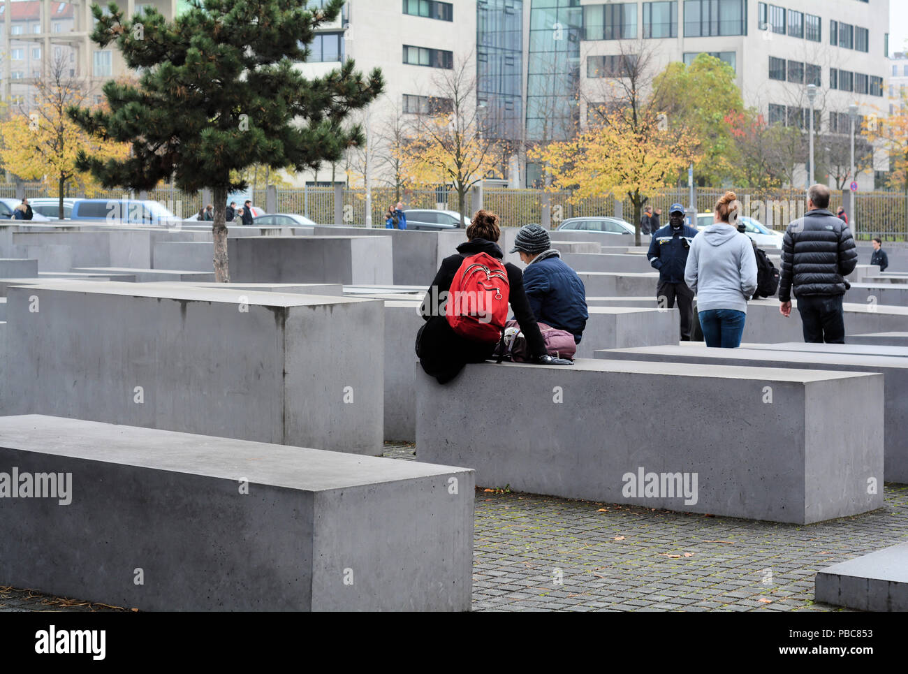 Touristen am Holocaust-Mahnmal in Berlin Stockfoto