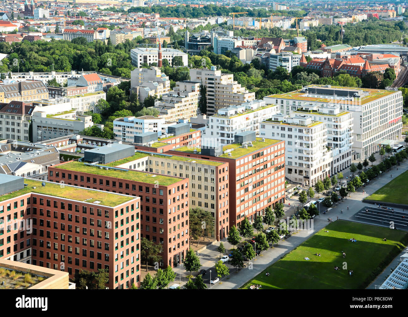 Blick von einem Wolkenkratzer in der Innenstadt von Berlin. Stockfoto