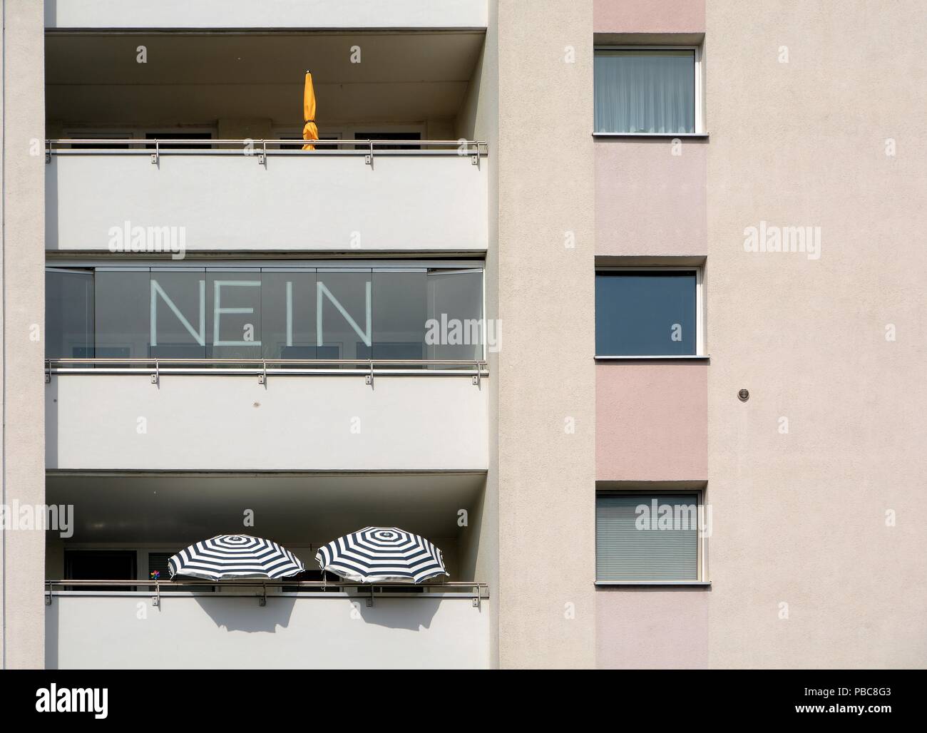 Protest auf dem Balkon eines Wohnhauses in Berlin mit dem Wort 'Nein' Stockfoto