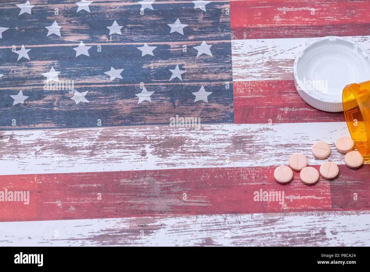 Flasche Pillen spill auf Amerikanische Flagge mit Raum für Text Stockfoto