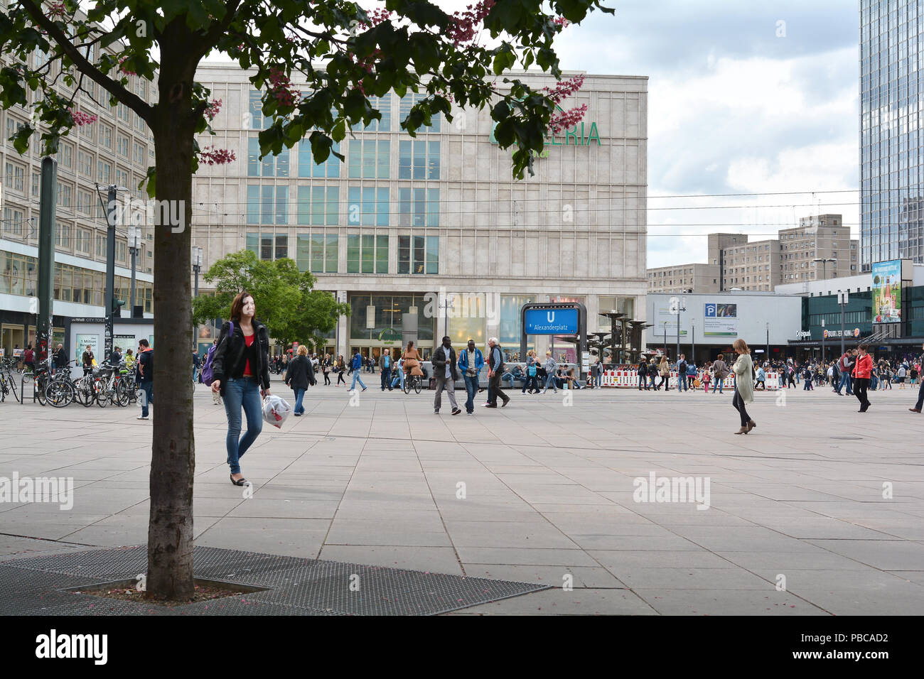 Touristen und Bewohner am Alexanderplatz in Berlin. Stockfoto