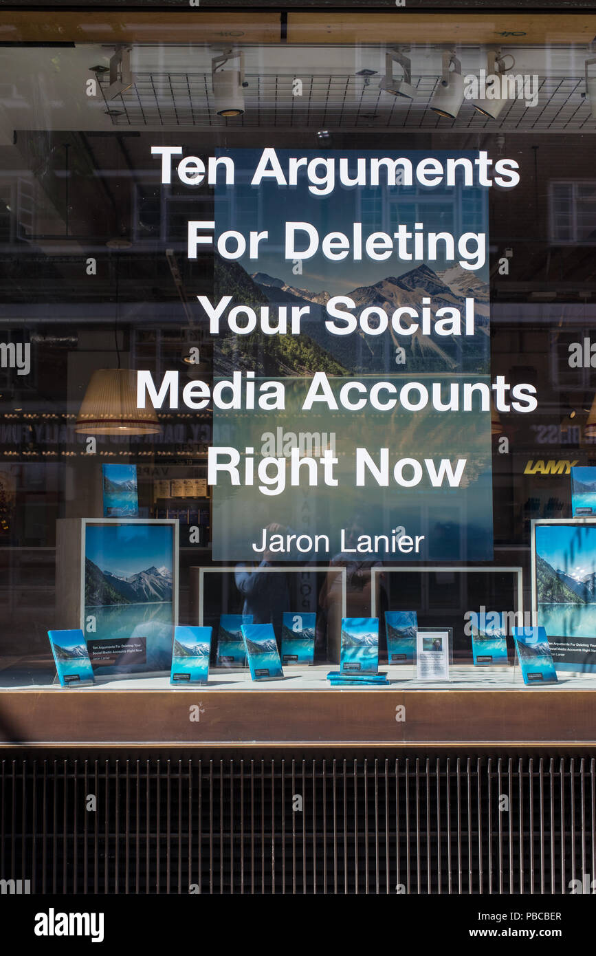 Werbekampagne der neuesten Jaron Lanier Buch 10 Argumente für das Löschen Ihrer Social-Media-Konten. Buchhandlung Foyles, London, UK Stockfoto