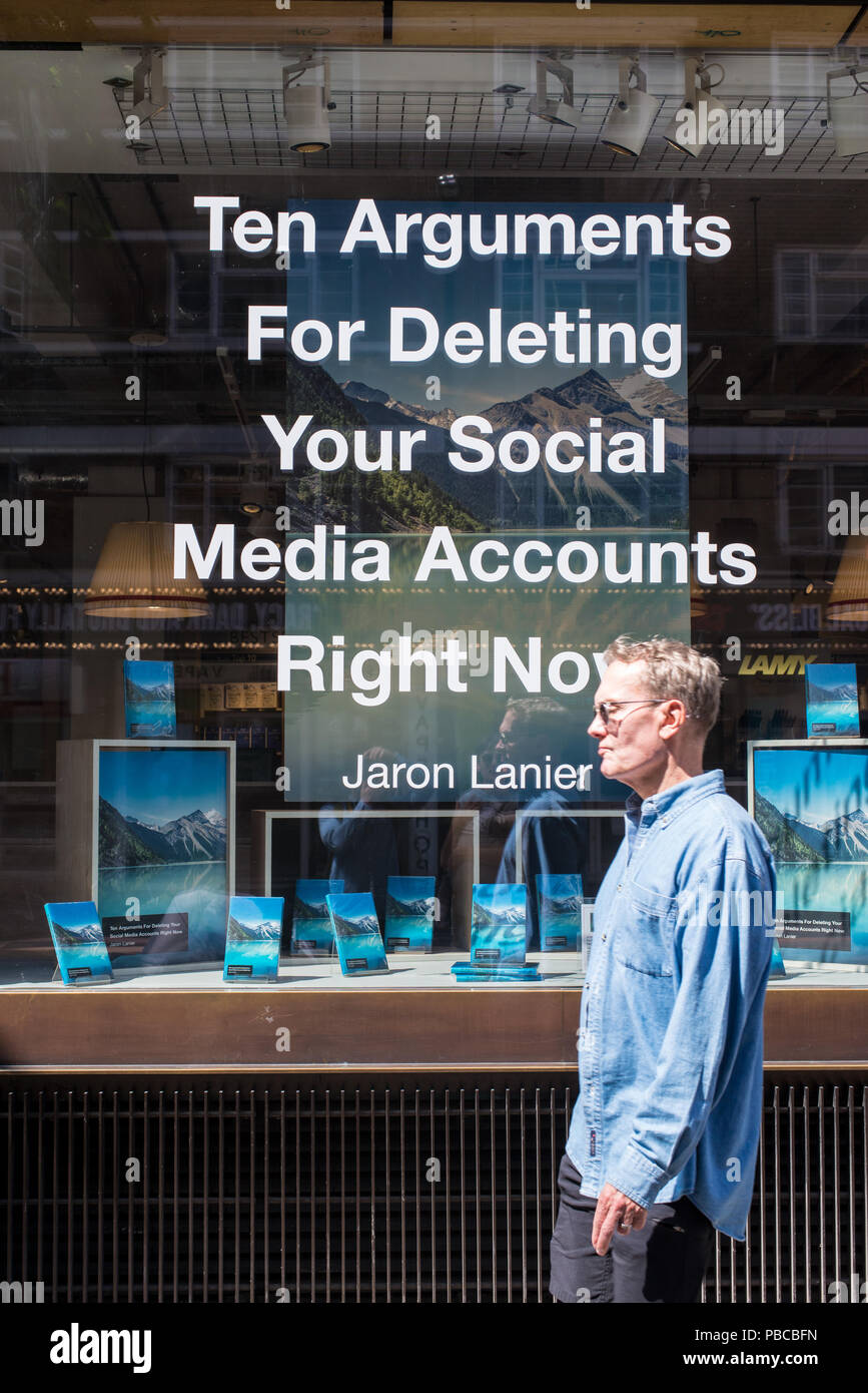 Werbekampagne der neuesten Jaron Lanier Buch 10 Argumente für das Löschen Ihrer Social-Media-Konten. Buchhandlung Foyles, London, UK Stockfoto