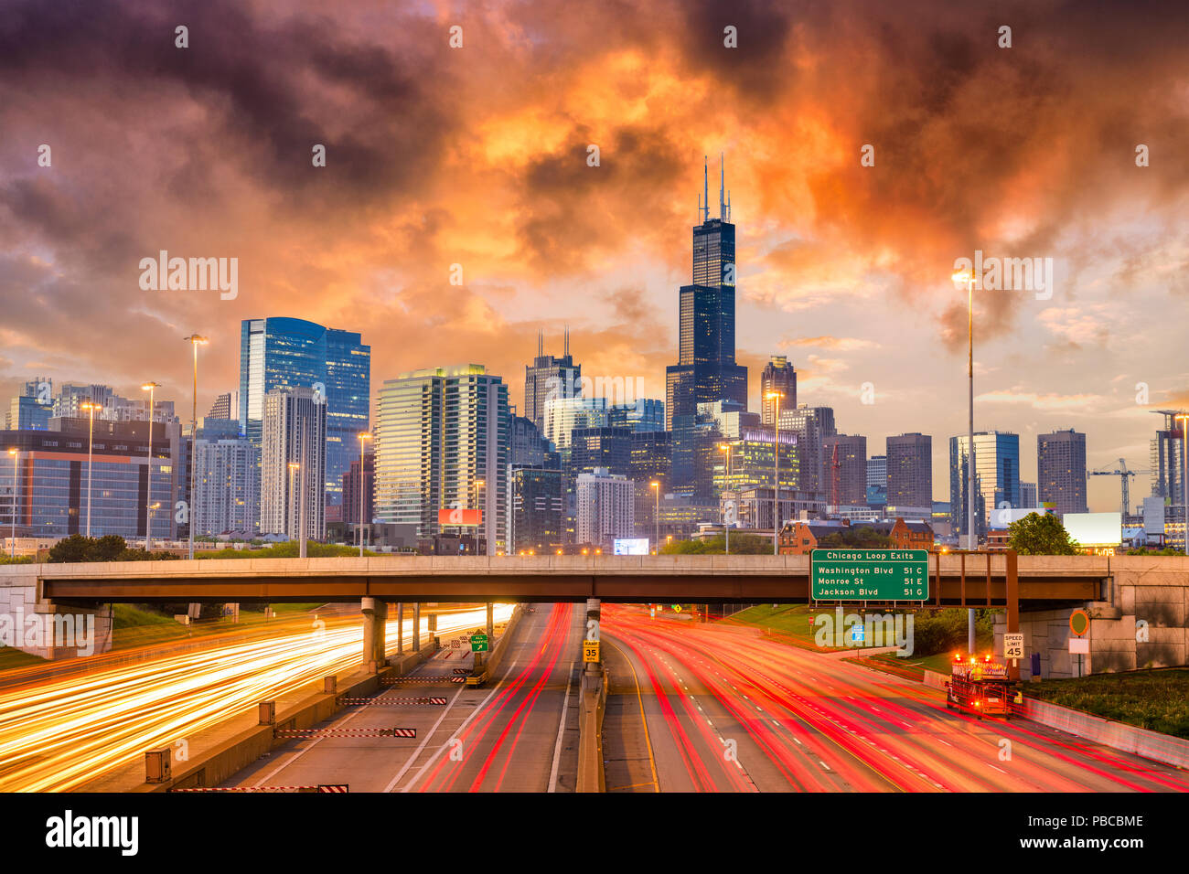 Chicago, Illinois, USA Downtown Skyline über Autobahnen in der Dämmerung. Stockfoto