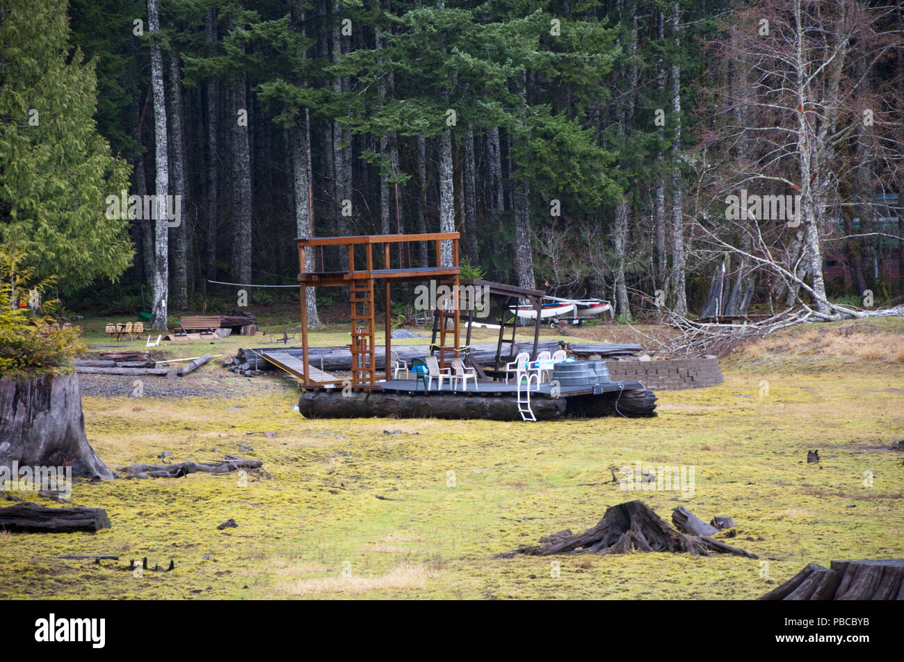 Alte Straße vor der Anmeldung in einer abgesenkten See im Winter Lake Cushman gebaut Stockfoto