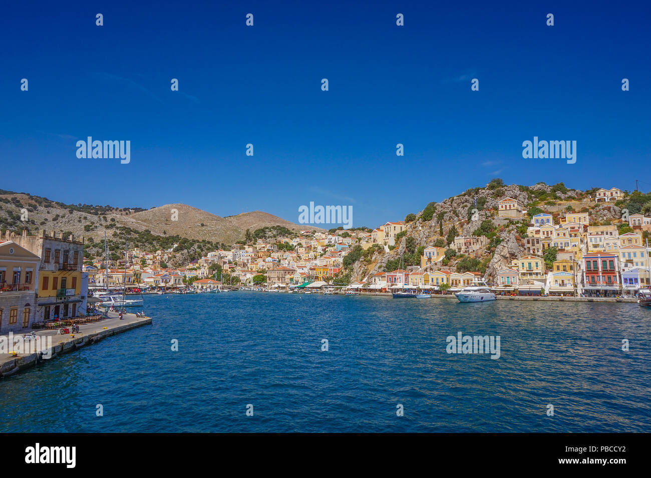 Malerische Aussicht mit schönen traditionellen Häusern und bunten Gebäude am Hafen von Symi Insel in der Nähe von Rhodes, Griechenland Stockfoto