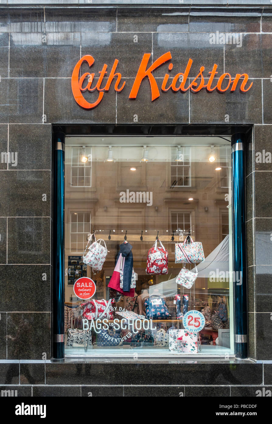Fenster der Cath Kidston Mode, Accessoires und Haushaltswaren shop in Gordon Street, Glasgow. Modern Vintage Taschen, Kleidung, Gummistiefel Stockfoto