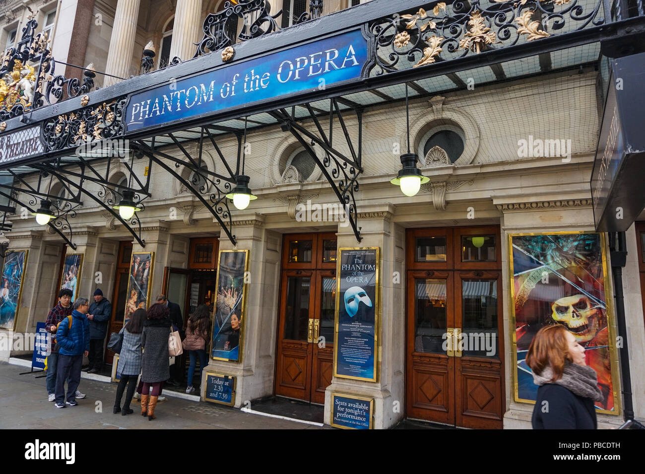 Menschen gehen vorbei Theater Ihrer Majestät im West End. Die lange Ausführung Phantom der Oper hatte seine Uraufführung am Theater in 1986, Stockfoto