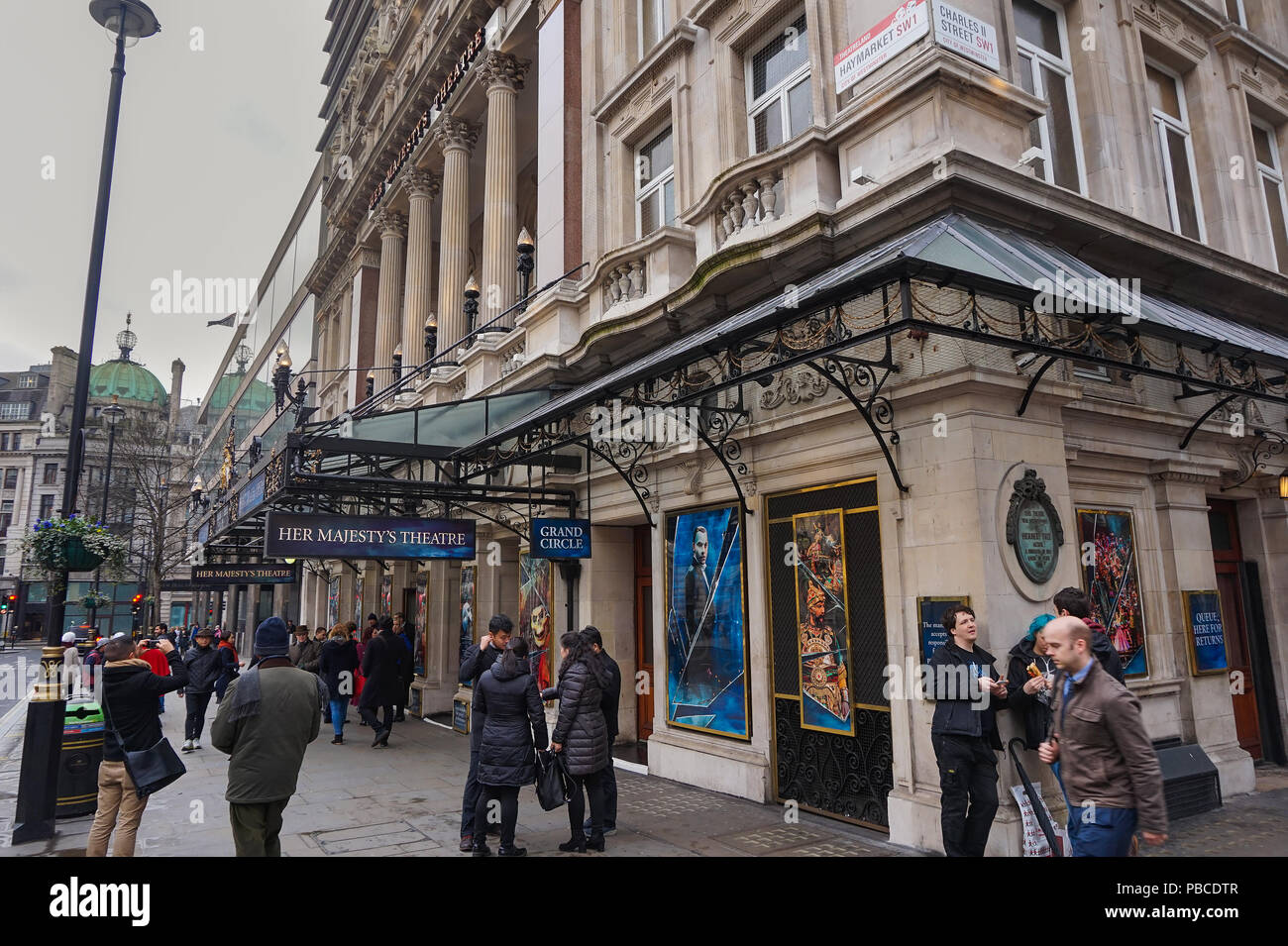 Menschen gehen vorbei Theater Ihrer Majestät im West End. Die lange Ausführung Phantom der Oper hatte seine Uraufführung am Theater in 1986, Stockfoto