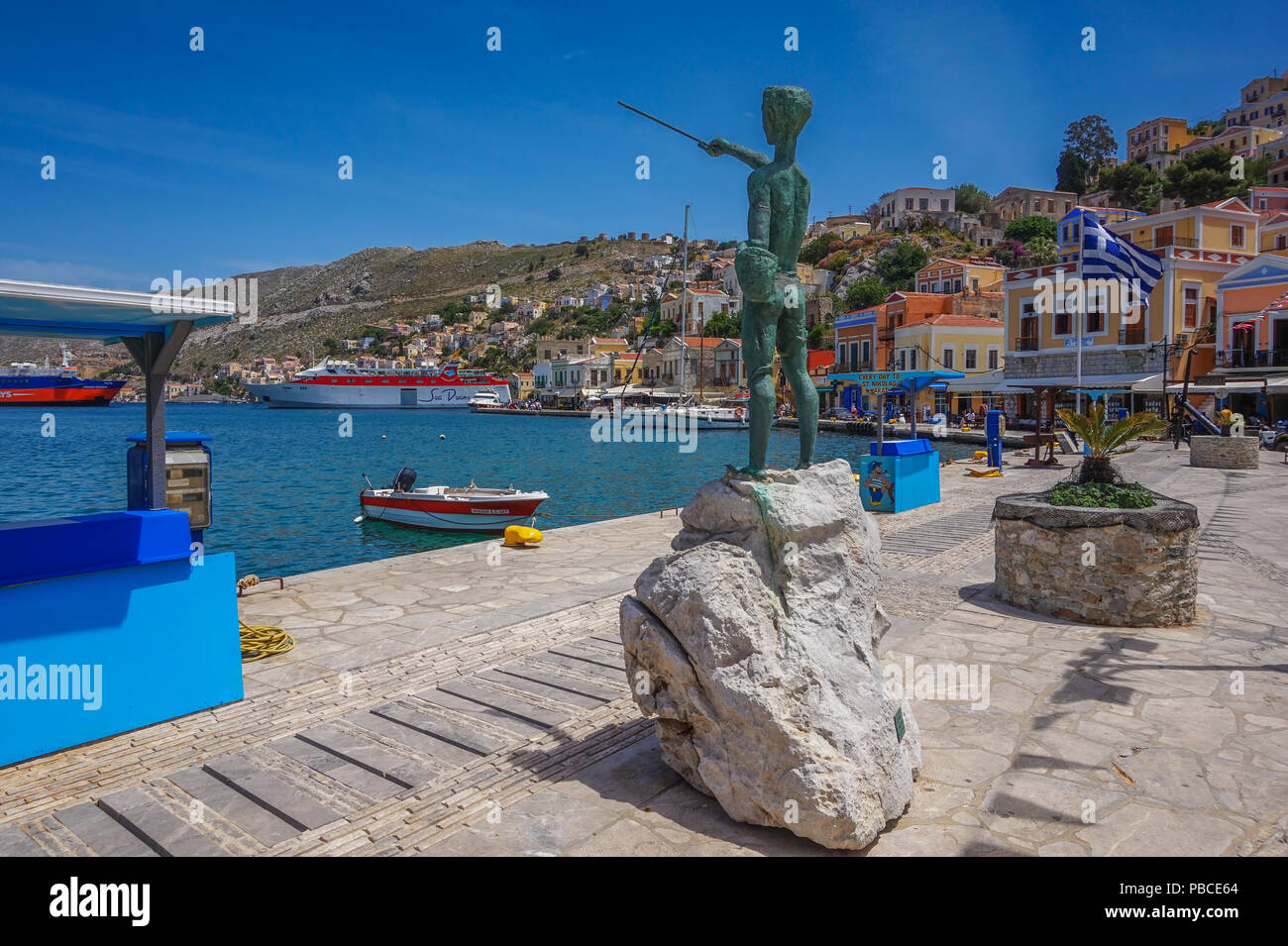 Malerische Aussicht mit schönen traditionellen Häusern und bunten Gebäude am Hafen von Symi Insel in der Nähe von Rhodes, Griechenland Stockfoto