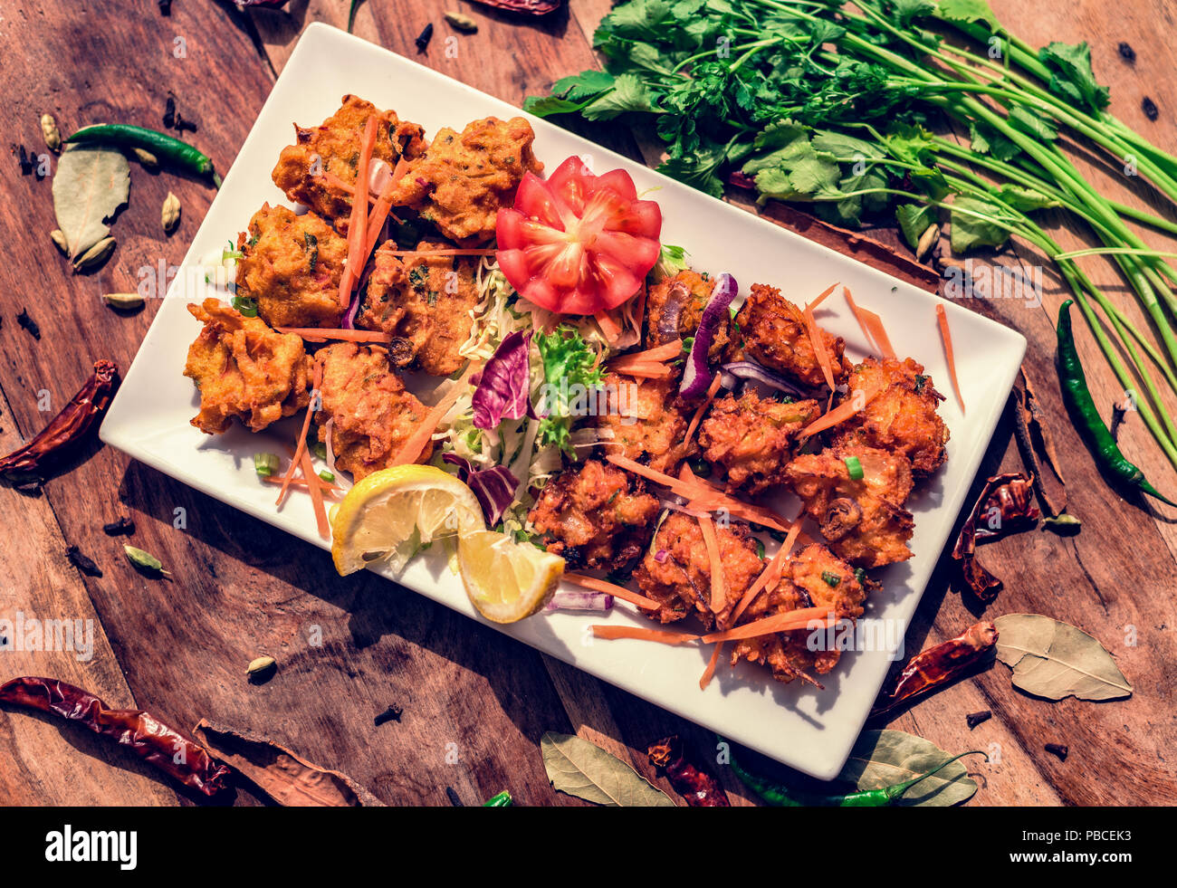 Der klassischen indischen Fingerfood, dass niemand widerstehen kann, diesen einfach Gemüse pakoras Stockfoto