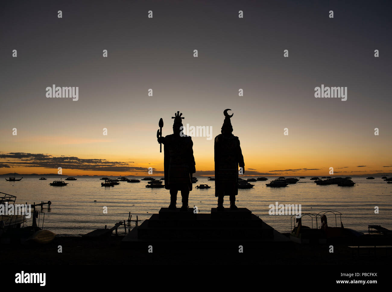 Silhouetten der beiden Inca Statuen Wache am Titicaca-See (Statuen der Sonnengott und die Mondgöttin). Copacabana in Bolivien. Jun 2018 Stockfoto