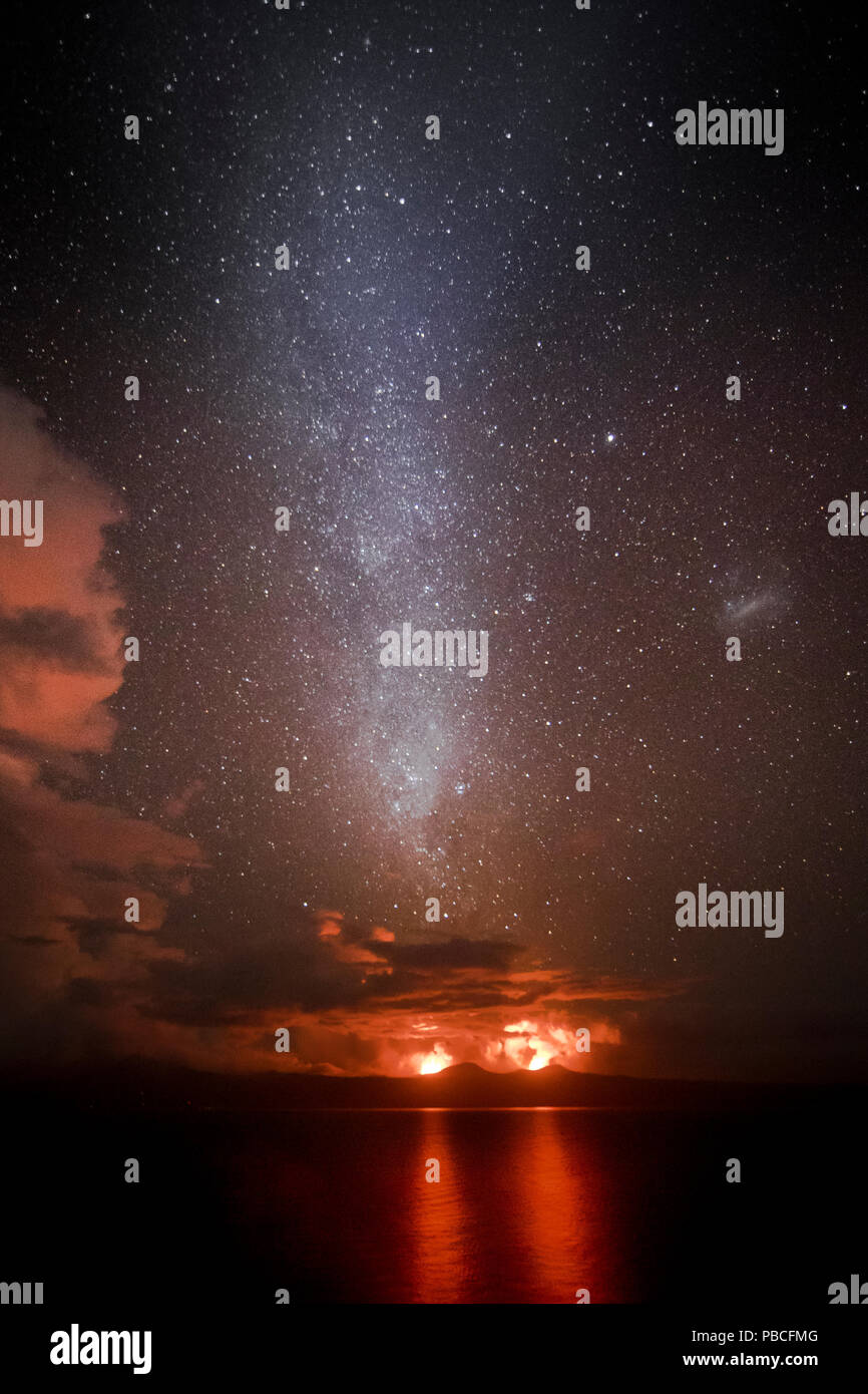 Der Ambrym twin Vulkane errupting unter der Milchstraße - Vanuatu Stockfoto