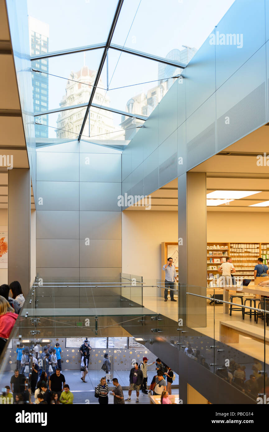 SAN FRANCISCO, USA - Okt 5, 2015: Innenraum des Apple Store in San Francisco. Apple Inc. ist eine US-amerikanische multinationale Technologieunternehmen im Cupertin Stockfoto