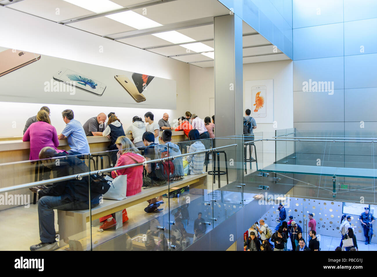 SAN FRANCISCO, USA - Okt 5, 2015: Innenraum des Apple Store in San Francisco. Apple Inc. ist eine US-amerikanische multinationale Technologieunternehmen im Cupertin Stockfoto