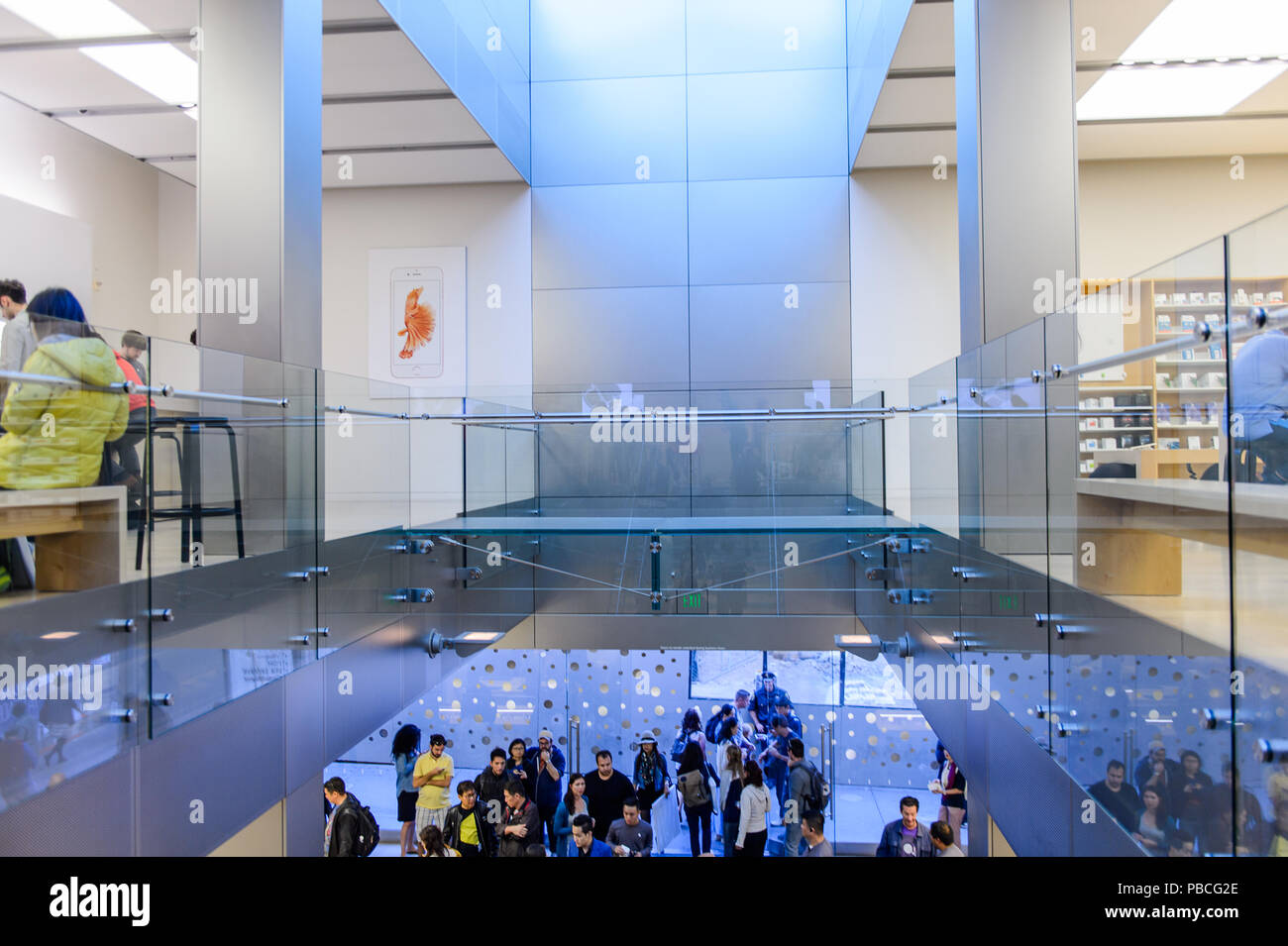 SAN FRANCISCO, USA - Okt 5, 2015: Innenraum des Apple Store in San Francisco. Apple Inc. ist eine US-amerikanische multinationale Technologieunternehmen im Cupertin Stockfoto