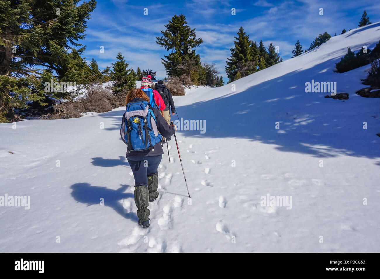 Menschen wandern von der Skistation von Aroania (auch als Helmos oder chelmos) Berg in die große Höhle Kloster oberhalb Zachlorou. Stockfoto