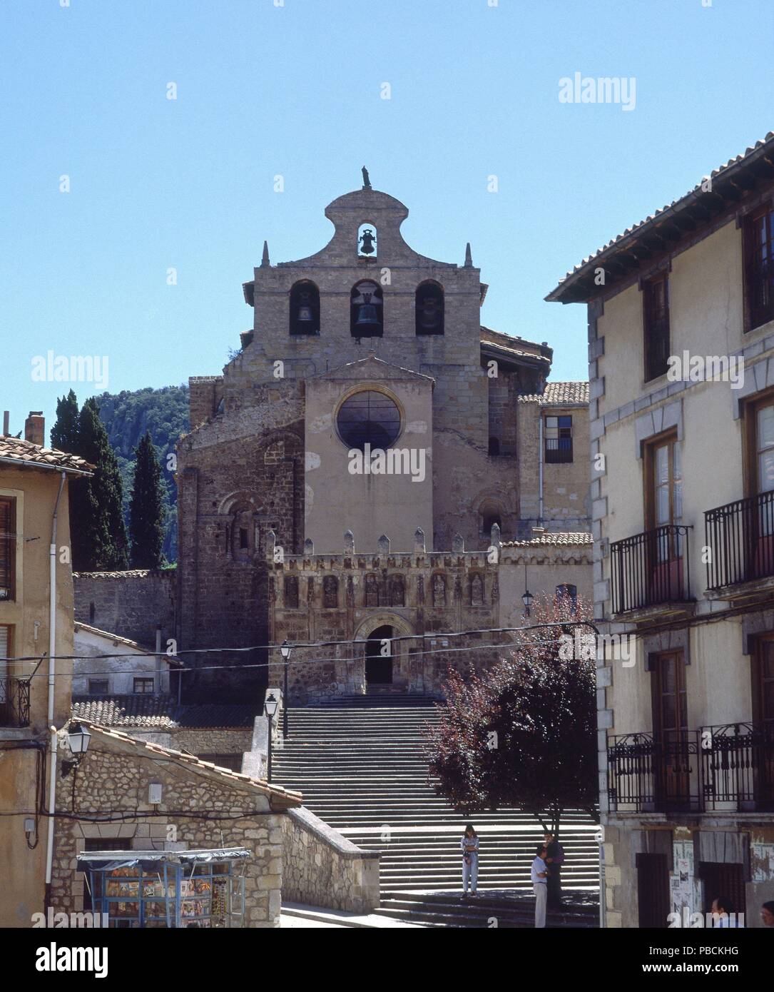 FACHADA Y ESCALERA DE ACCESO DE LA IGLESIA DEL MONASTERIO DE SAN SALVADOR - SIGLO XV. Lage: MONASTERIO DE SAN SALVADOR, ONA, SPANIEN. Stockfoto