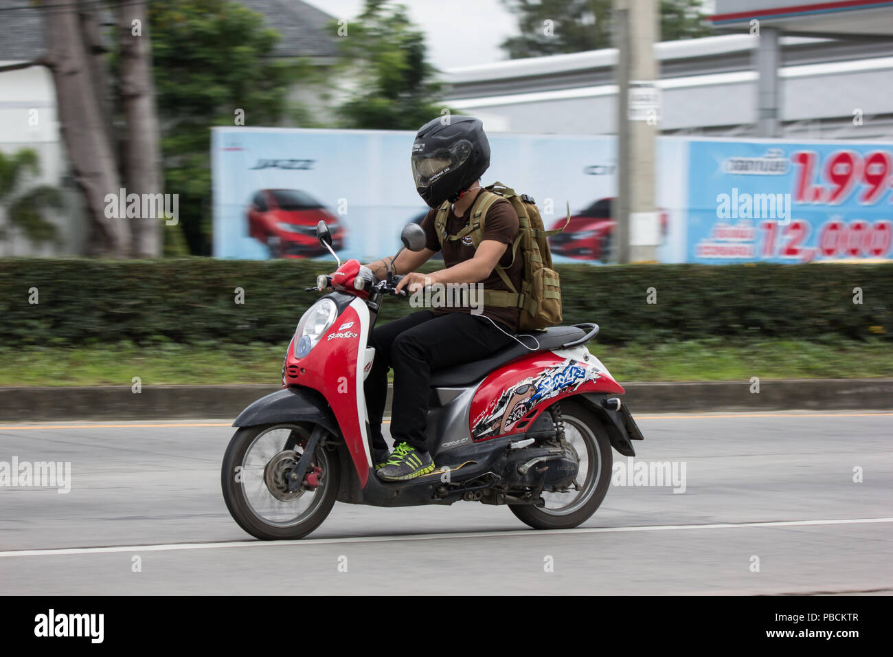 Chiangmai, Thailand - 19. Juli 2018: Private Automatic Roller Honda Scoopy  ich Motorrad. Auf der straße Nr. 1001, 8 km von Chiangmai Stockfotografie -  Alamy