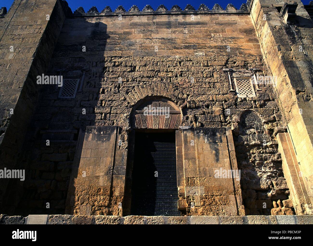 UNA DE LAS PORTADAS DE LA FACHADA ORIENTAL - AMPLIACION DE ALMANZOR-S X. Ort: MEZQUITA - AUSSEN, CORDOBA, Spanien. Stockfoto