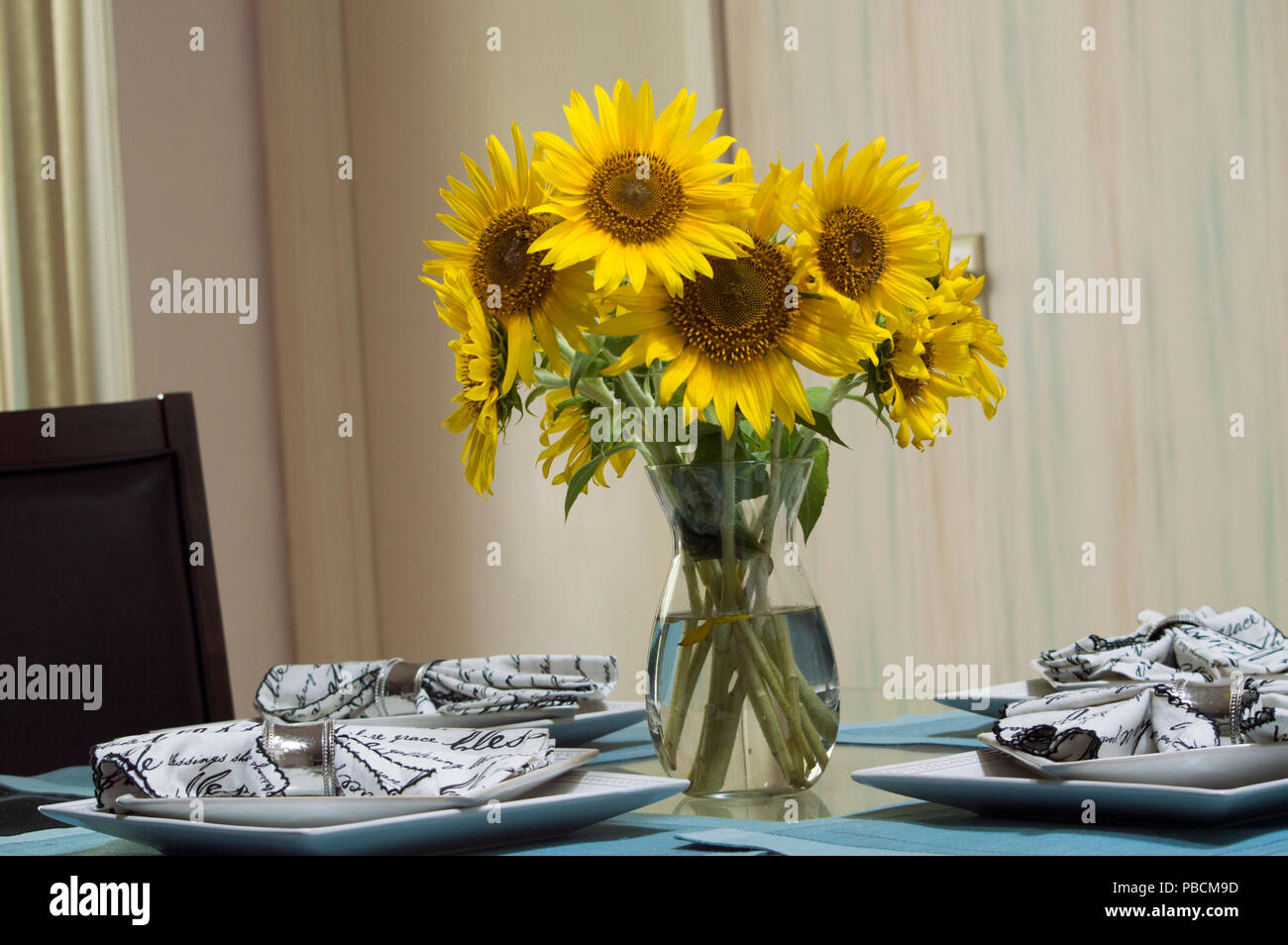 Die schöne Mittelstück mit Sonnenblumen auf einem Esstisch gefüllt Stockfoto