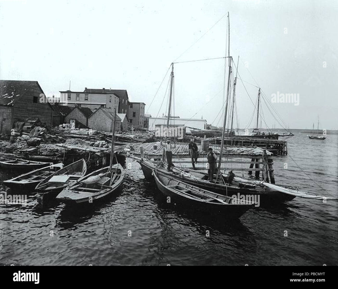 . Englisch: Foto, Chéticamp Hafen, Cape Breton, NS, ungefähr 1914, Wm. Notman & Sohn, Silbersalze auf Glas - Gelatine, trockenen Platte Prozess - 20 x 25 cm Français: Helvetica, Port de Cheticamp, Cap-Breton, N.-É., Vers 1914, Wm. Notman & Sohn, Plakette sèche à la gélatine, 20 x 25 cm. um 1914 1212 Port de Cheticamp Cap-Breton 1914 Stockfoto