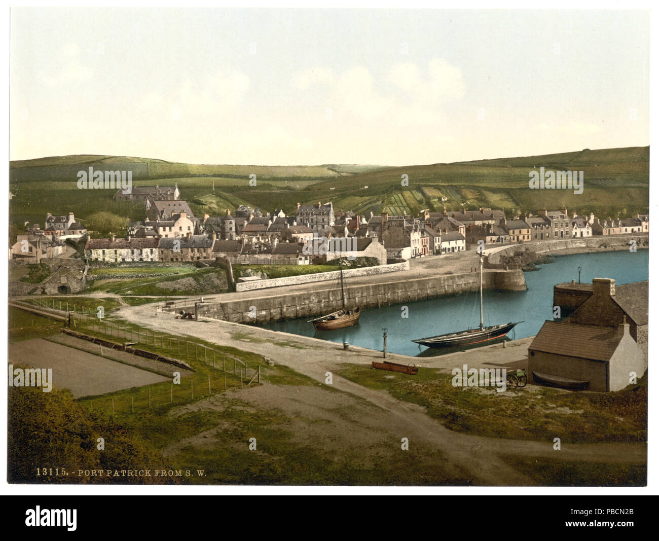 . Hafen von Patrick aus dem Südwesten, Schottland. Titel von den Detroit Publishing Co., Katalog J - Ausland Abschnitt. Detroit, Mich.: Detroit fotografische Begleitung, 1905.; Weitere Informationen über die Photochrom Print Collection ist bei Http://hdl.loc.gov/loc.pnp/pp.pgz; ist Teil der verfügbaren: Blick auf Landschaft und Architektur in Schottland in den Photochrom print Collection.; Drucken. '13115'.. Zwischen 1890 und 1900 1212 Port Patrick aus dem Südwesten, Schottland - LCCN 2002695039 Stockfoto