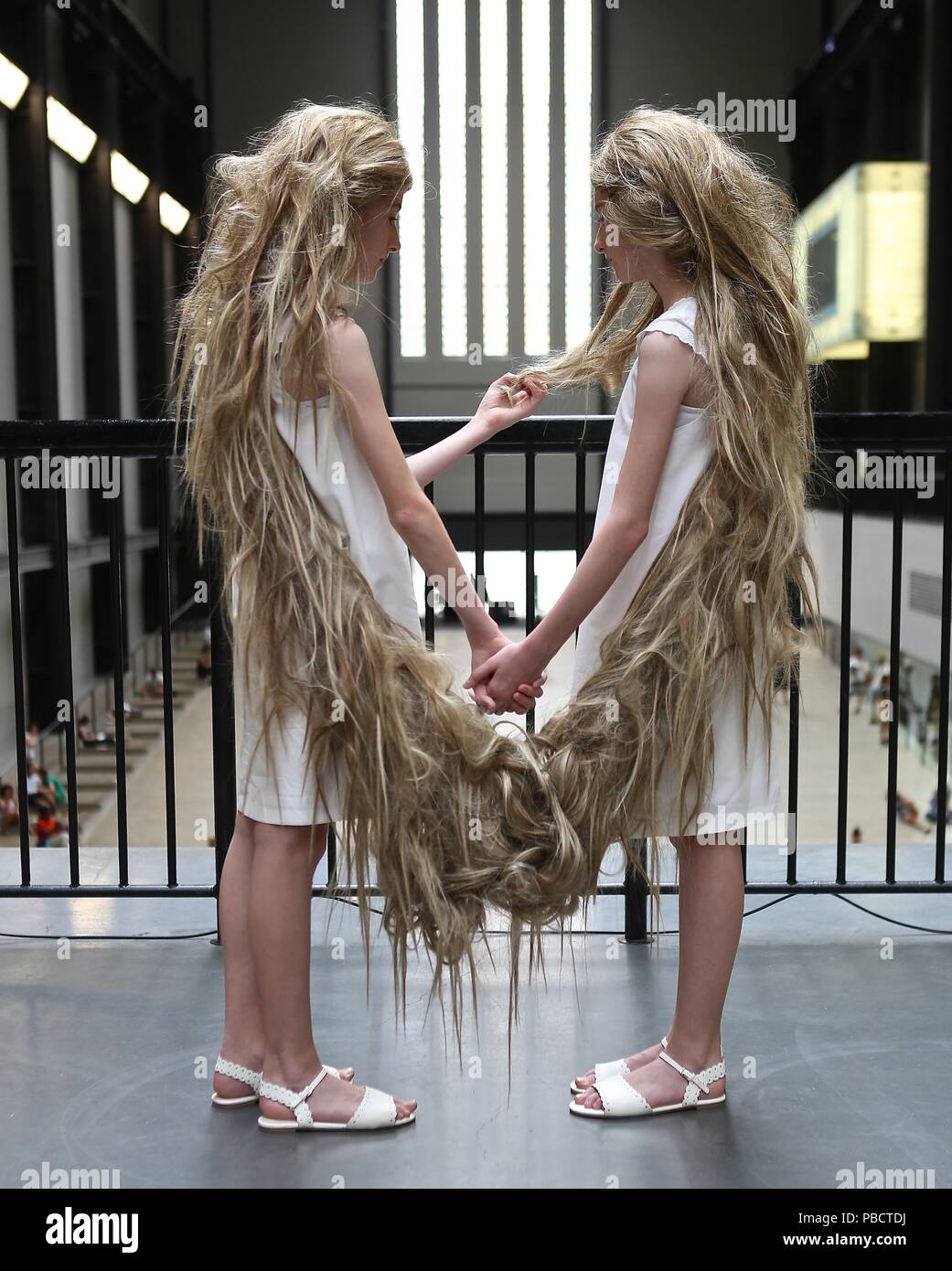 Tate Modern Phasen historischen Tunga Leistung vom 27. Juli 2018 Stockfoto