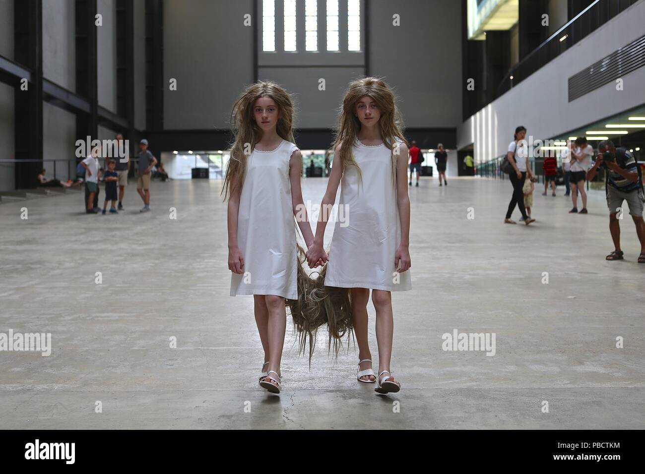 Tate Modern Phasen historischen Tunga Leistung vom 27. Juli 2018 Stockfoto