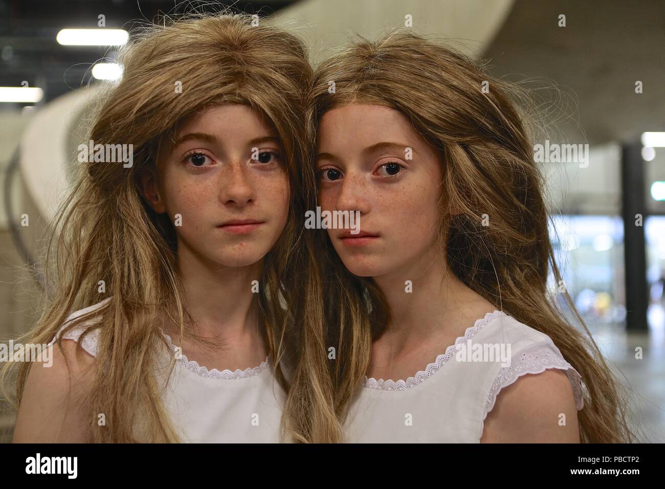 Tate Modern Phasen historischen Tunga Leistung vom 27. Juli 2018 Stockfoto