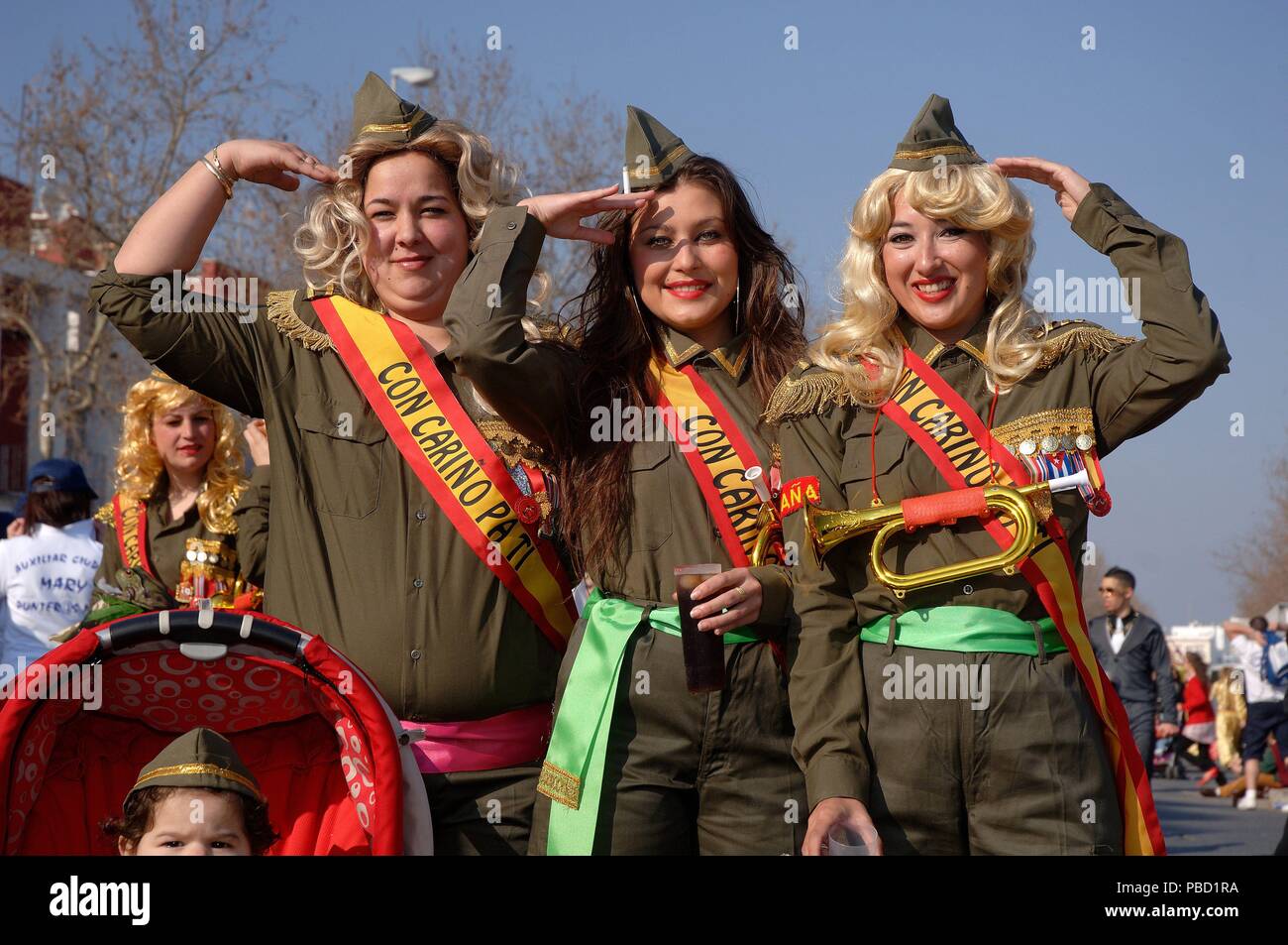 Karneval, junge Frauen verkleidet als militärische, Isla Cristina, Provinz Huelva, Andalusien, Spanien, Europa. Stockfoto