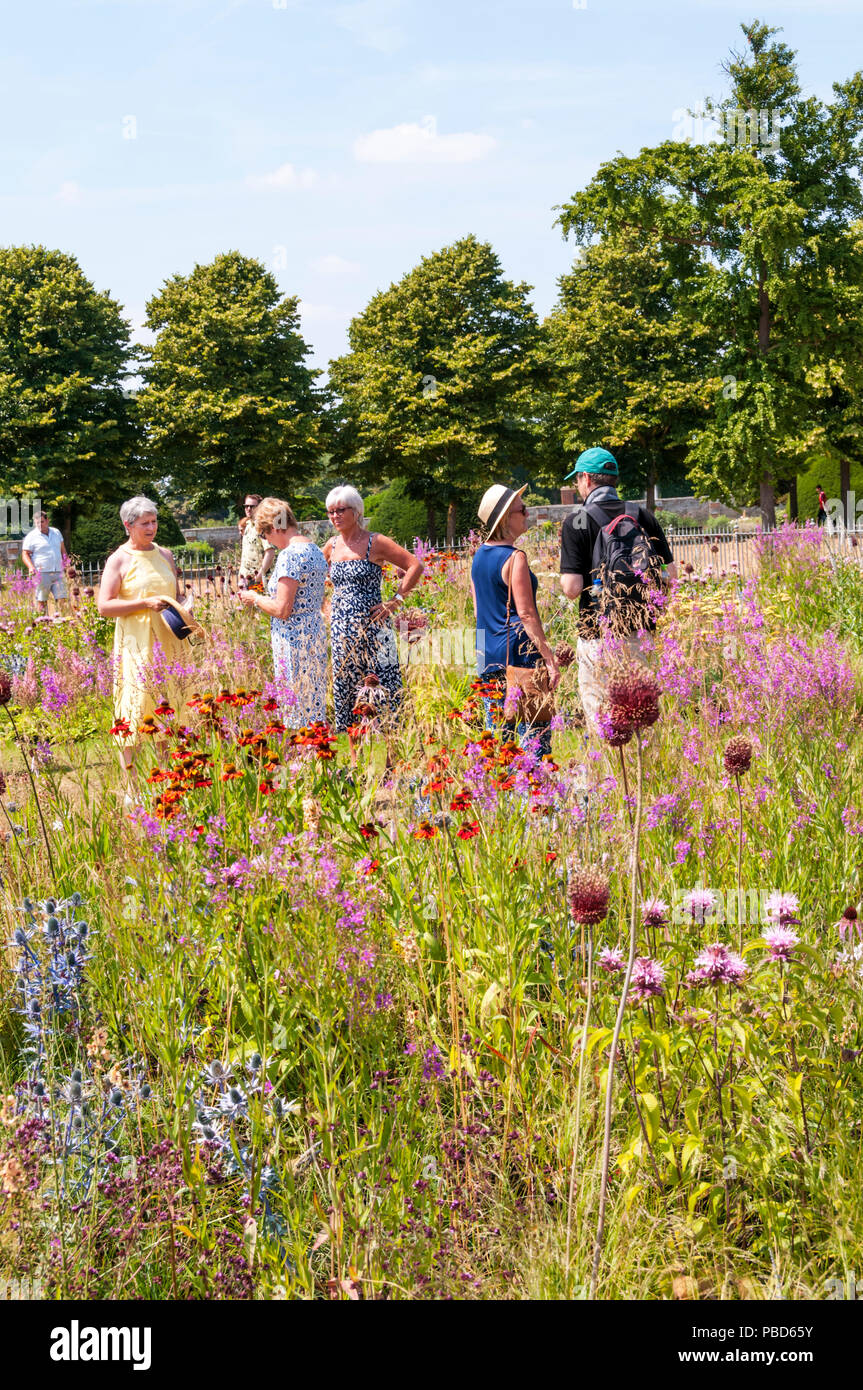 Besucher genießen die Anpflanzung von Piet Oudolf an der RHS Hampton Court Palace Flower Show 2018. Stockfoto