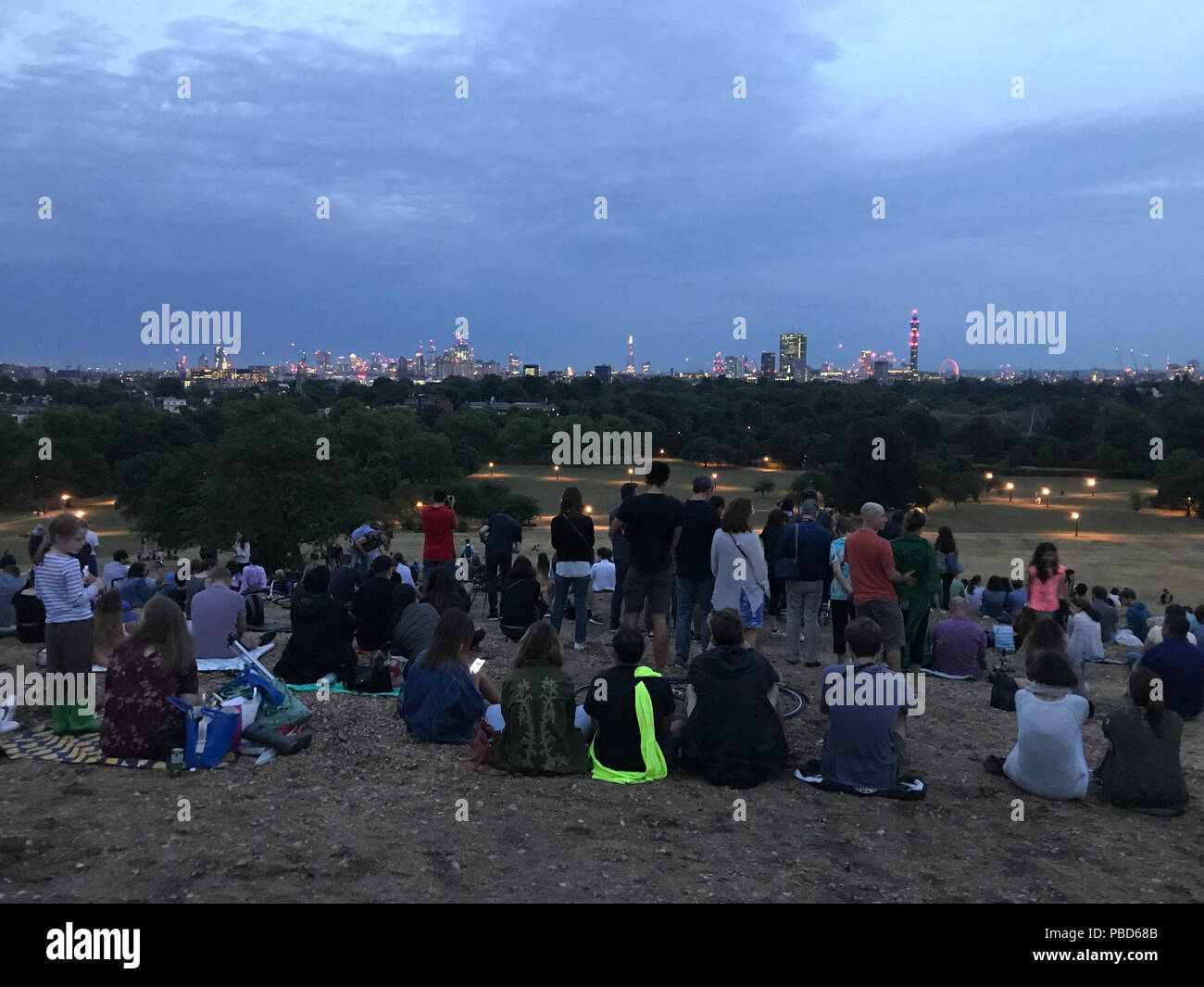 Wolken über London, vom Primerose Hill aus gesehen, verdunkeln den Blick auf den „Blutmond“, die längste Mondfinsternis des Jahrhunderts, bei der der natürliche Satellit der Erde blutrot wird. Stockfoto