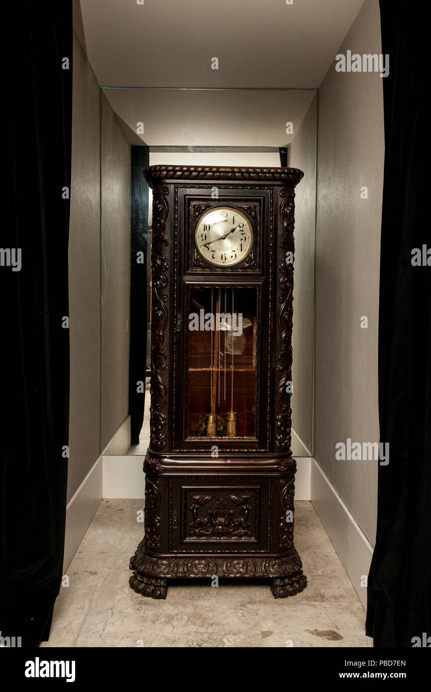Eine alte Standuhr auf ein schickes Zimmer Stockfotografie - Alamy